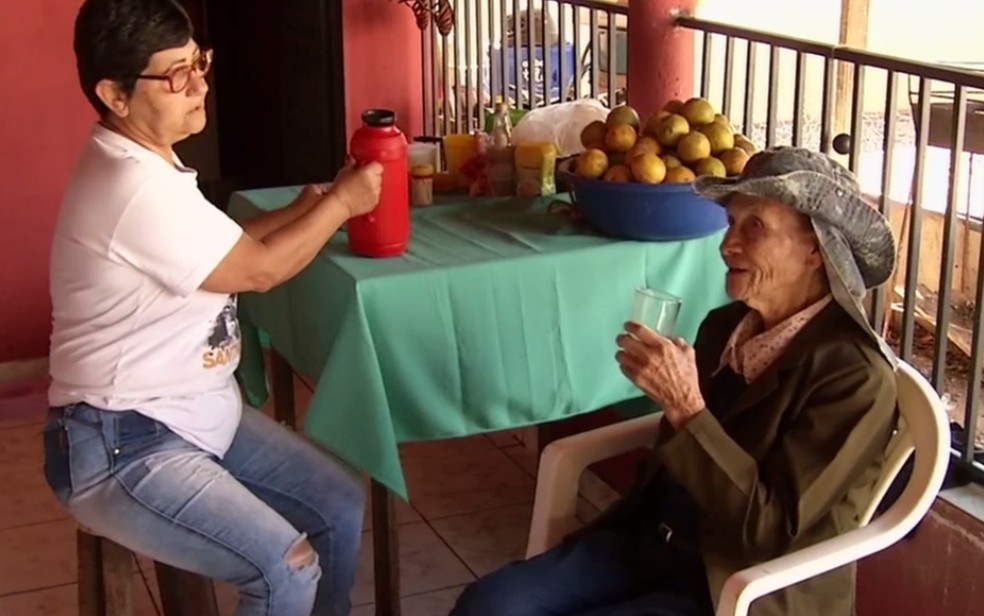 Costureira Elza Fugencio Pires e aposentada Sebastiana — Foto: Reprodução/TV Anhanguera
