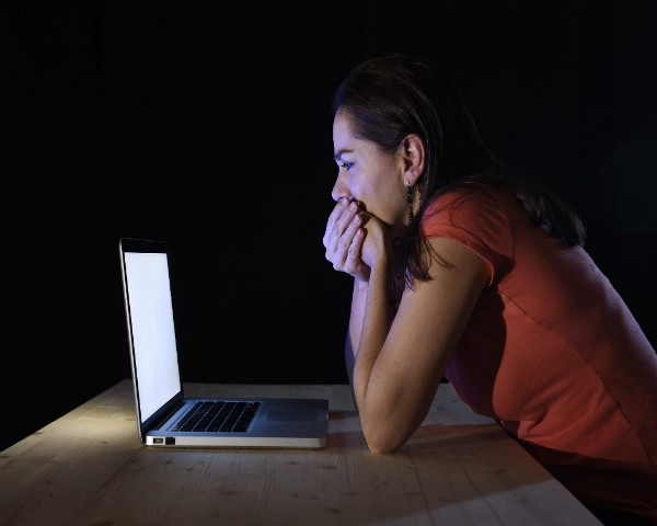 Mulheres são as principais vítimas de cyber vingança, o compartilhamento de conteúdo íntimo  (Foto: Thinkstock)