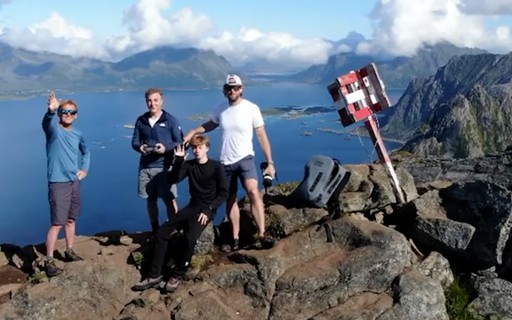 Luciano Huck faz escalada  com o filho Benício em férias na Noruega; vídeo