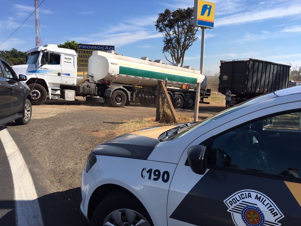 Caminhão tanque saindo de ponto de protesto em Pederneiras (SP) (Foto: William Silva/TV TEM)