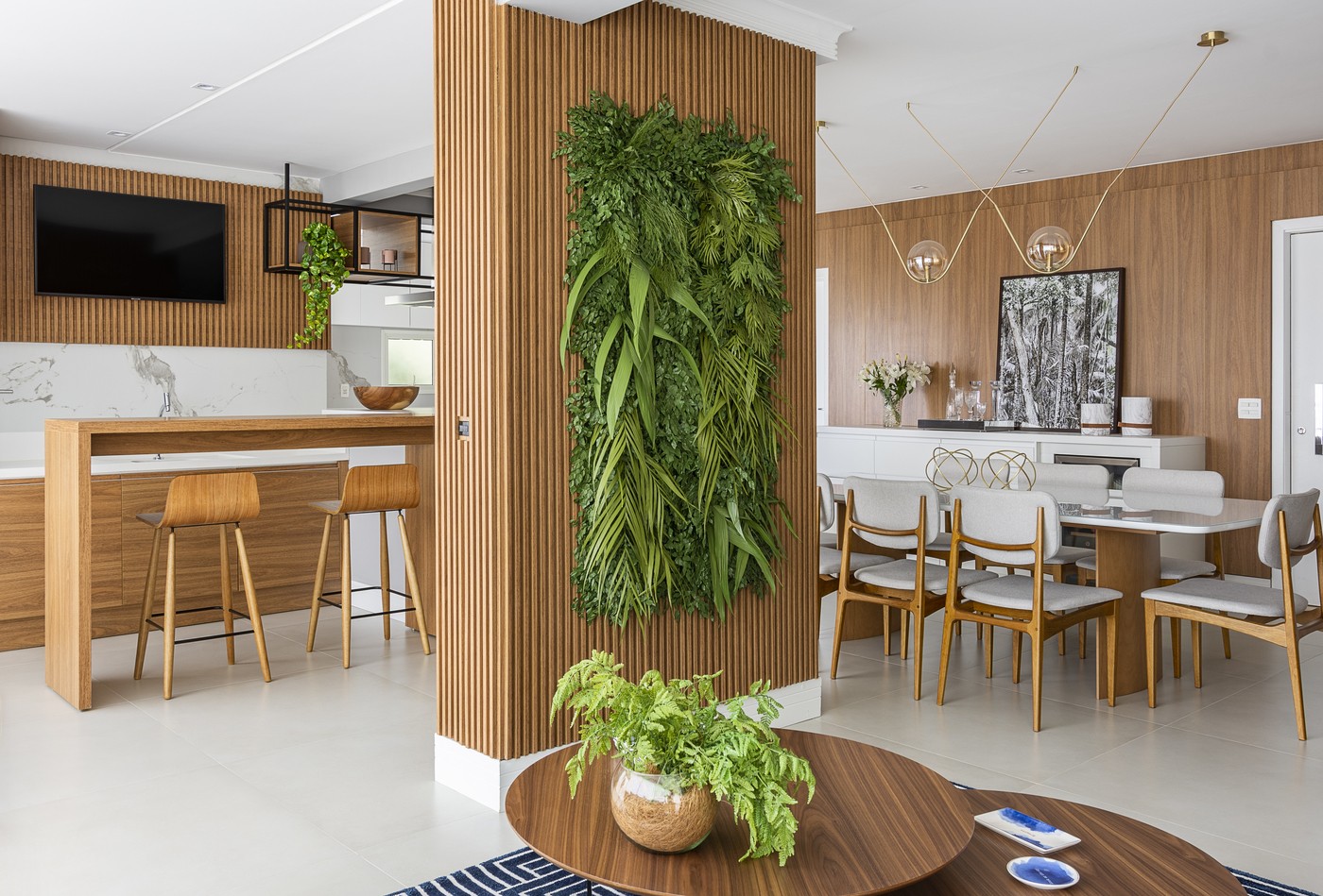 Décor do dia: sala de jantar com jardim vertical e painel de madeira (Foto: Luiz Franco)