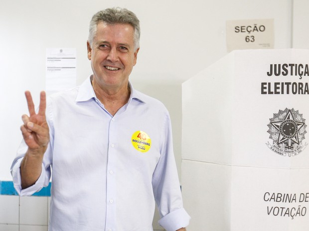 Rodrigo Rollemberg (PSB), candidato ao governo do Distrito Federal, posa para fotos após votar em Brasília (Foto: Dida Sampaio/Estadão Conteúdo)