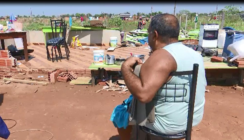 Miguel dos Santos perdeu móveis, um dos cachorros morreu e o outro ficou ferido após vendaval  — Foto: Reprodução