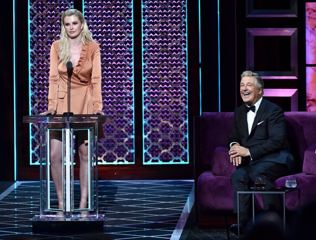 BEVERLY HILLS, CALIFORNIA - SEPTEMBER 07: (L-R) Ireland Baldwin roasts Alec Baldwin onstage during the Comedy Central Roast of Alec Baldwin at Saban Theatre on September 07, 2019 in Beverly Hills, California. (Photo by Alberto E. Rodriguez/Getty Images fo (Foto: Getty Images for Comedy Central)