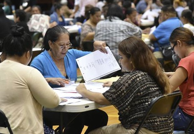 Mesários contam os votos no território ultra-marino de Guam (Foto: Reprodução/Facebook)