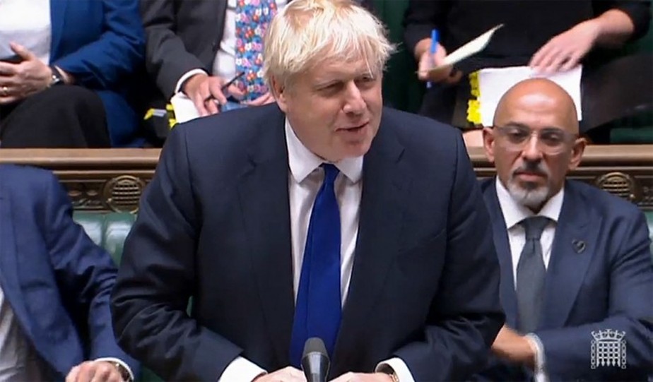 O primeiro-ministro britânico, Boris Johnson, em frente ao novo ministro do Tesouro, Nadhim Zahawi