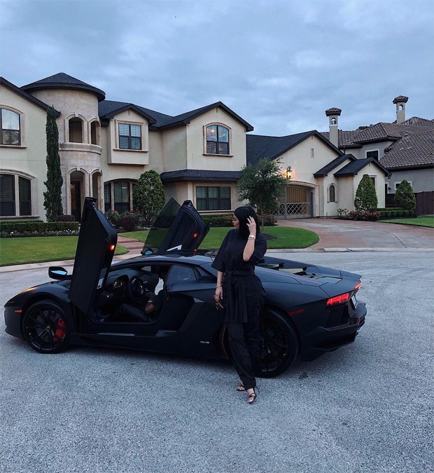 Kylie Jenner e sua Ferrari preta (Foto: Reprodução/Instagram)