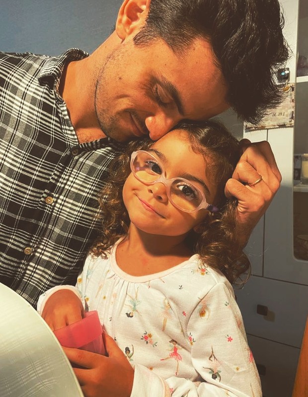 Felipe Simas e Maria, sua filha de  4 anos (Foto: Reprodução/Instagram)