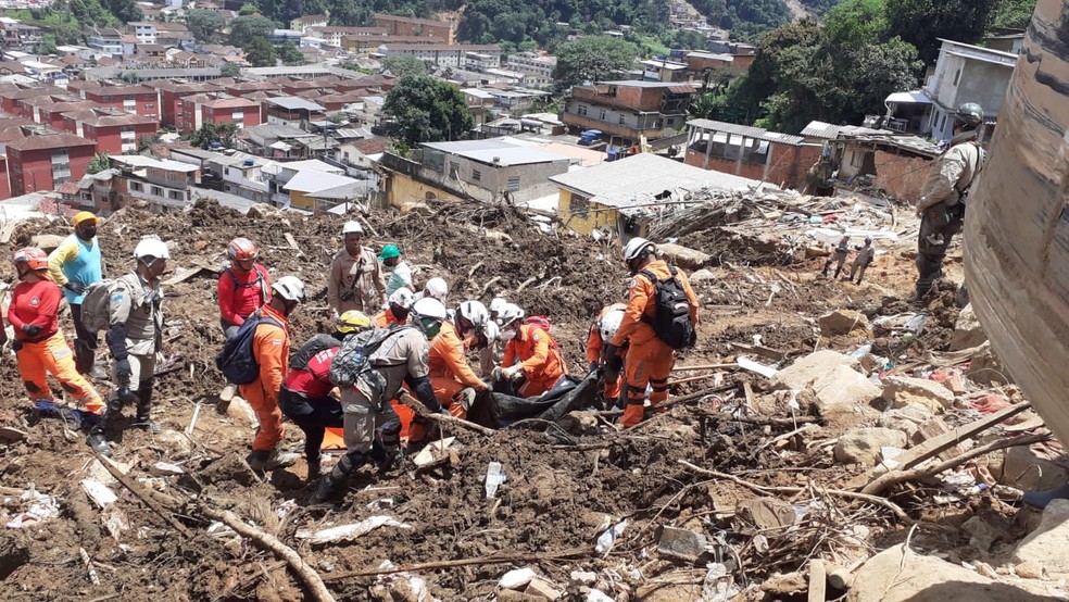 Bombeiros realizando remoção do corpo de vítima da tragédia de Petrópolis  — Foto: CBM-AP/Divulgação