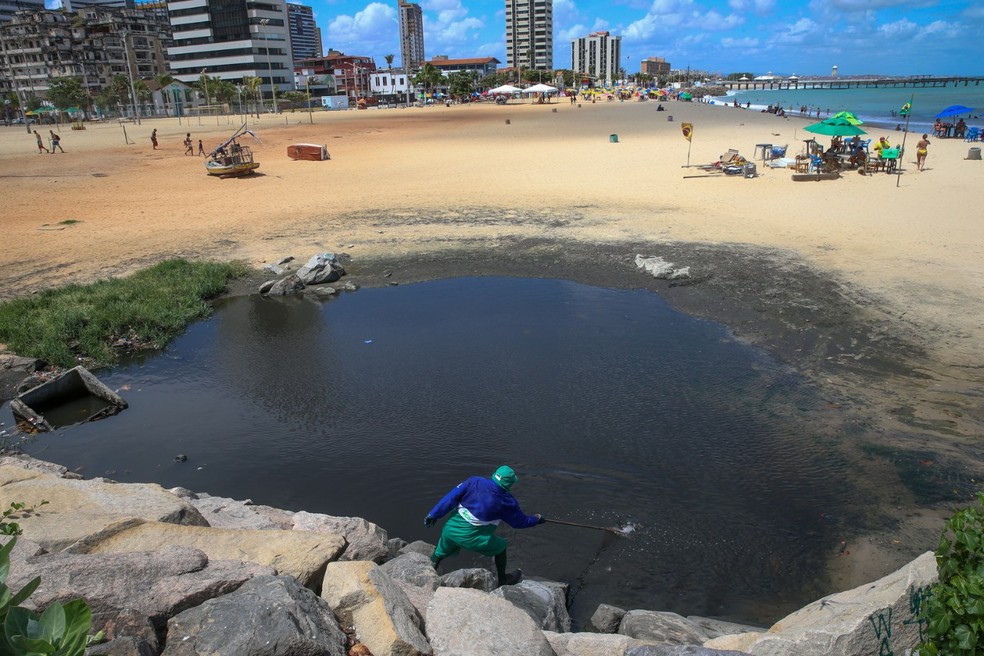 Piscina De Lixo Se Forma A Beira Da Praia De Iracema Em Fortaleza Ceara G1