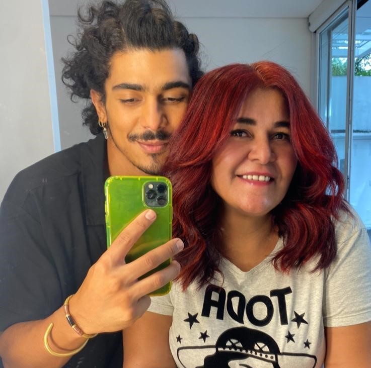 Augusto Allencar, Hairstylist do Ckamura SP, e sua mãe Angela Maria Allencar (Foto: Acervo pessoal)