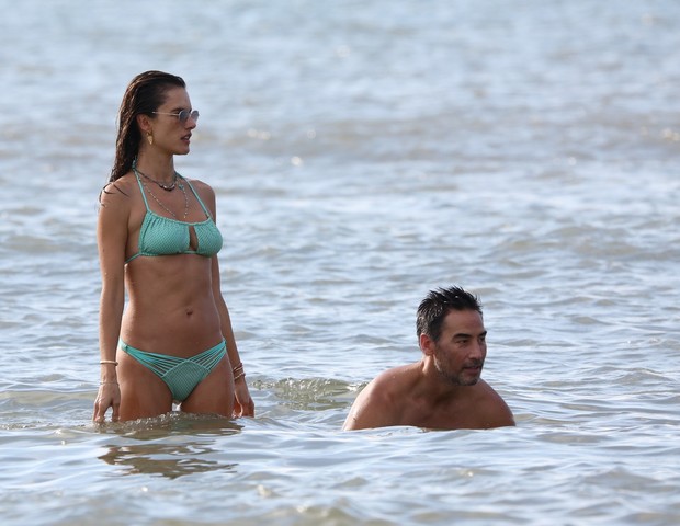Alessandra Ambrosio curte praia com o namorado  (Foto: Dilson Silva/AgNews)