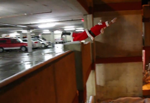 'Papai Noel' é flagrado praticando parkour e mostra como funciona a 'entrega de presentes' na noite de Natal (Foto: Reprodução/YouTube/Ronnie Street Stunts)