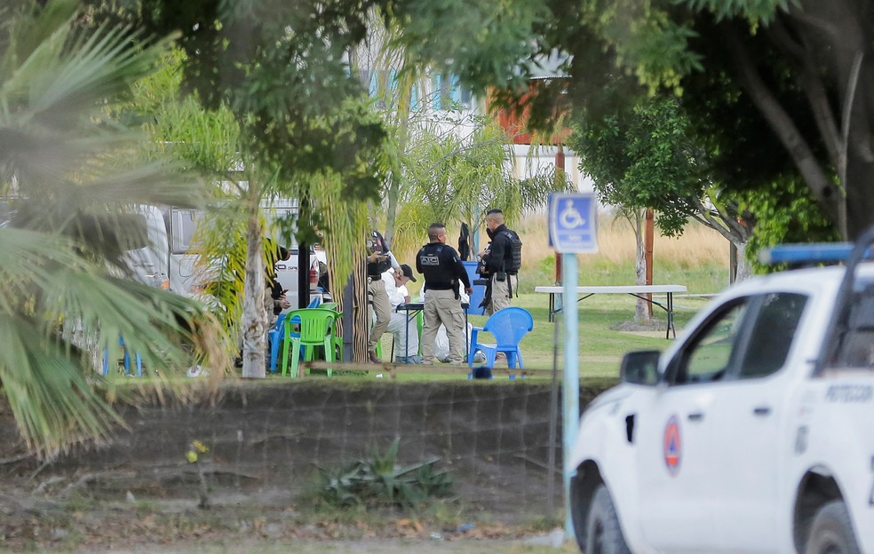 Autoridades trabalham na cena do crime onde 7 pessoas morreram durante ataques a tiros, dentro de um resort no México, em Cortazar, estado de Guanajuato, México, 15 de abril de 2023. — Foto: Sergio Maldonado/Reuters