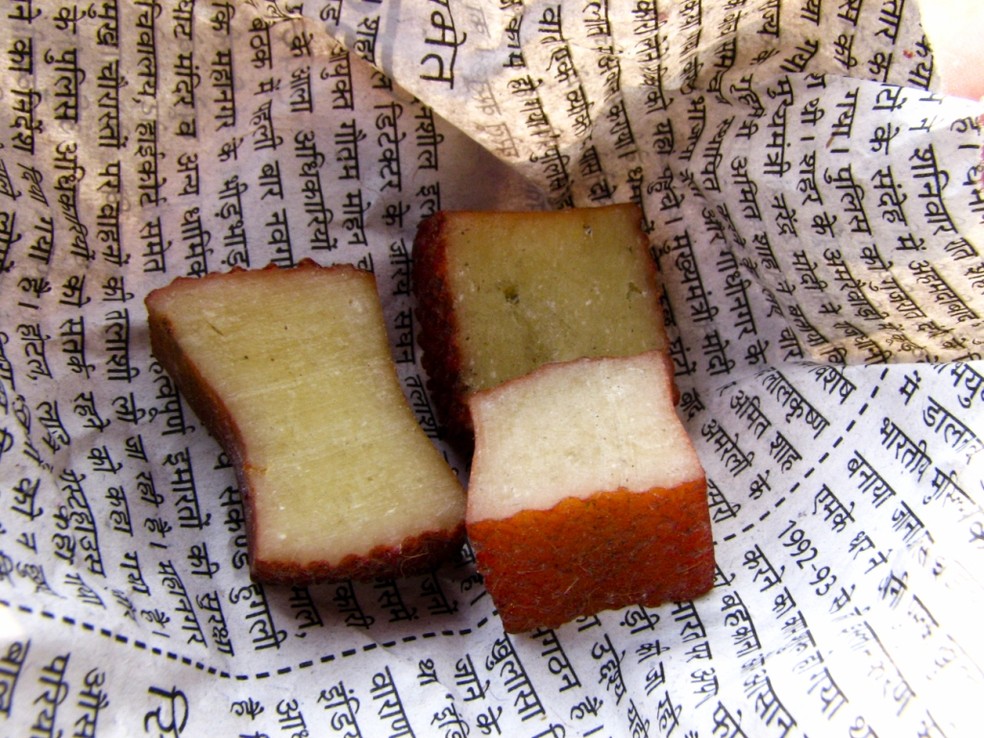 O queijo Chhurpi é feito a partir do leite de chauri - animal resultante do cruzamento do iaque macho com a vaca — Foto: Arijit Dasgupta / Wiki Commons