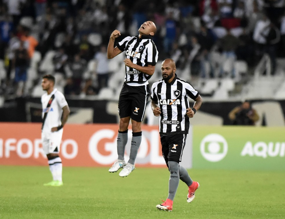 Roger comemora gol do Botafogo sobre o Vasco (Foto: André Durão)