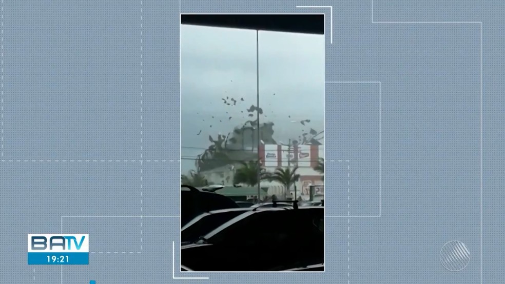Ventania arranca telhado de supermercado em Eunápolis, na Bahia — Foto: Reprodução/TV Bahia