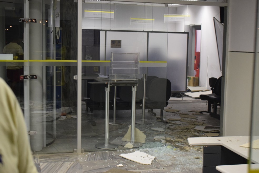 Criminosos arrombaram o cofre do Banco do Brasil em São Paulo do Potengi  (Foto: Glaucione Farias)