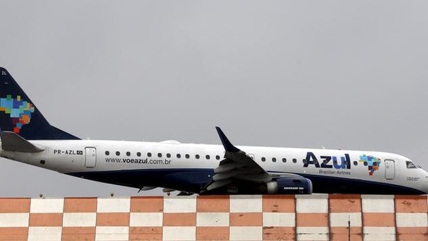 Avião da Azul se prepara para decolar do aeoporto de Congonhas, em São Paulo, no Brasil (Foto: Paulo Whitaker/Reuters)