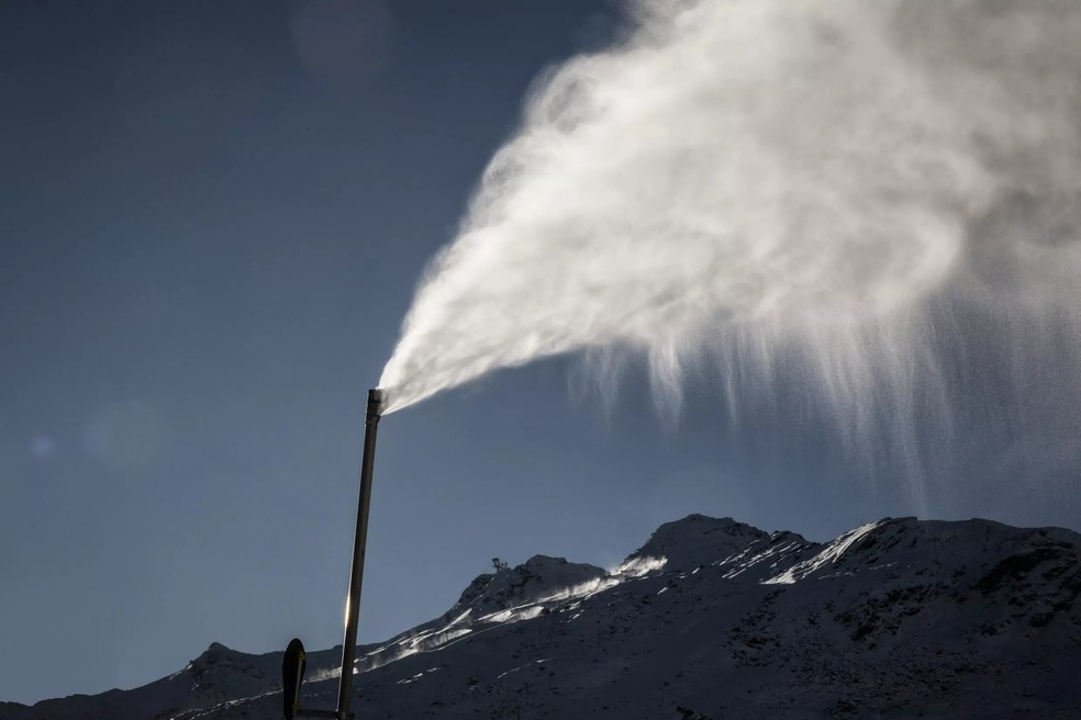 Canhão de neve na estação de esqui de Val Thorens, em 26 de novembro de 2022. Uso é criticado por ecologistas — Foto: AFP - JEFF PACHOUD