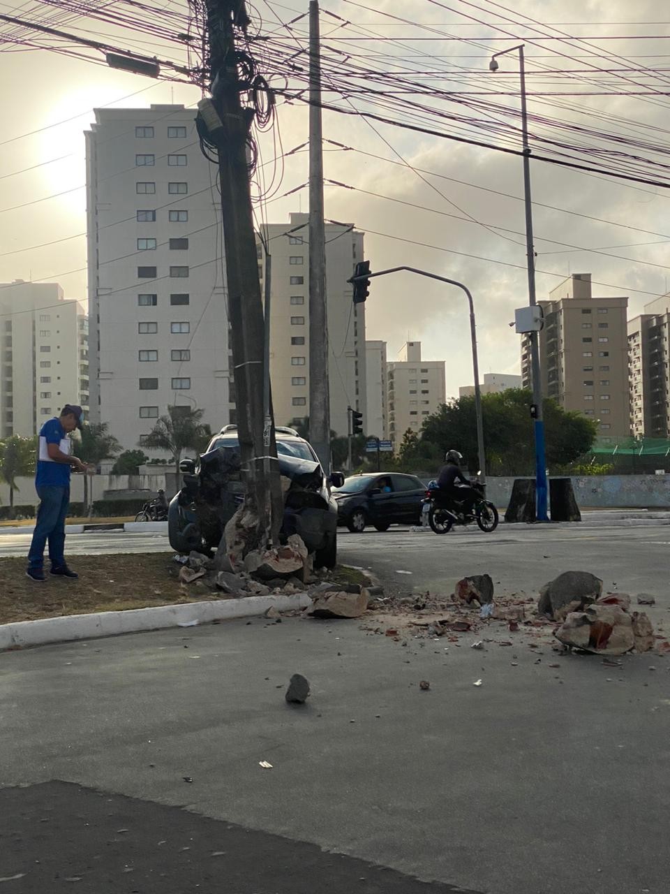 Motorista perde o controle e carro bate em poste na Avenida Jerônimo de Albuquerque em São Luís