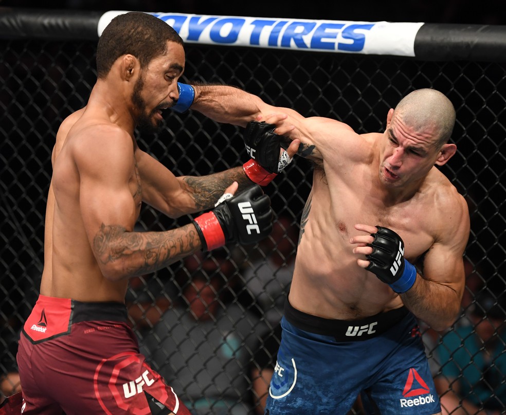 Vin Pichel golpeia Roosevelt Roberts na sua vitória no UFC Minneapolis — Foto: Getty Images