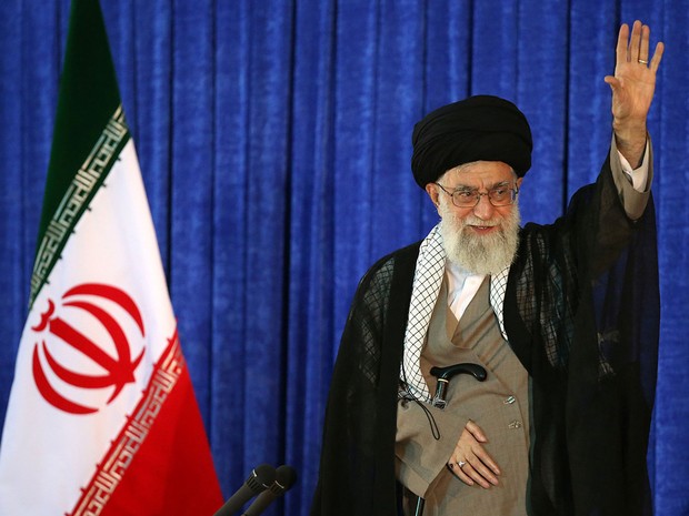 O líder supremo do Irã, aiatolá Ali Khamenei, acena ao discursar em Teerã, na sexta (3) (Foto: Leader.ir/Handout via Reuters)
