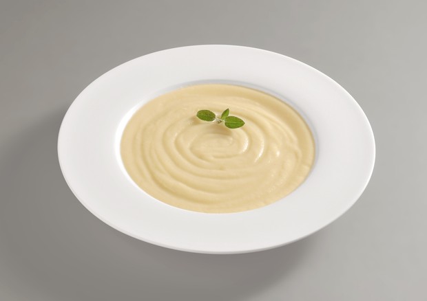 Round dish with potato pureed soup isolated on grey background (Foto: Getty Images/iStockphoto)
