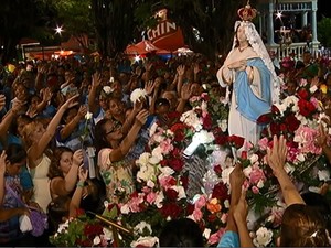 Idosos percorrem ruas em homenagem à padroeira dos católicos santarenos. (Foto: Reprodução/TV Tapajós)