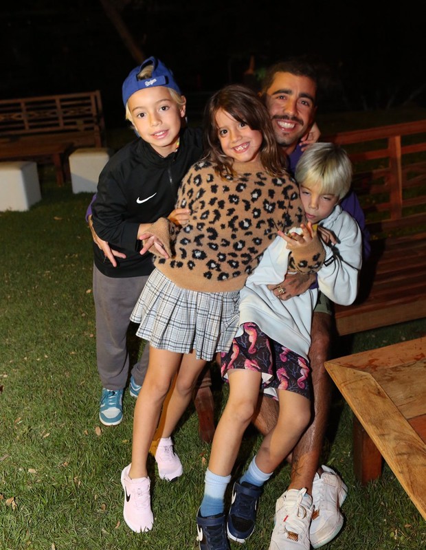 Pedro Scooby com os filhos, Dom, Bem e Liz (Foto: Divulgação/ Reginaldo Teixeira)