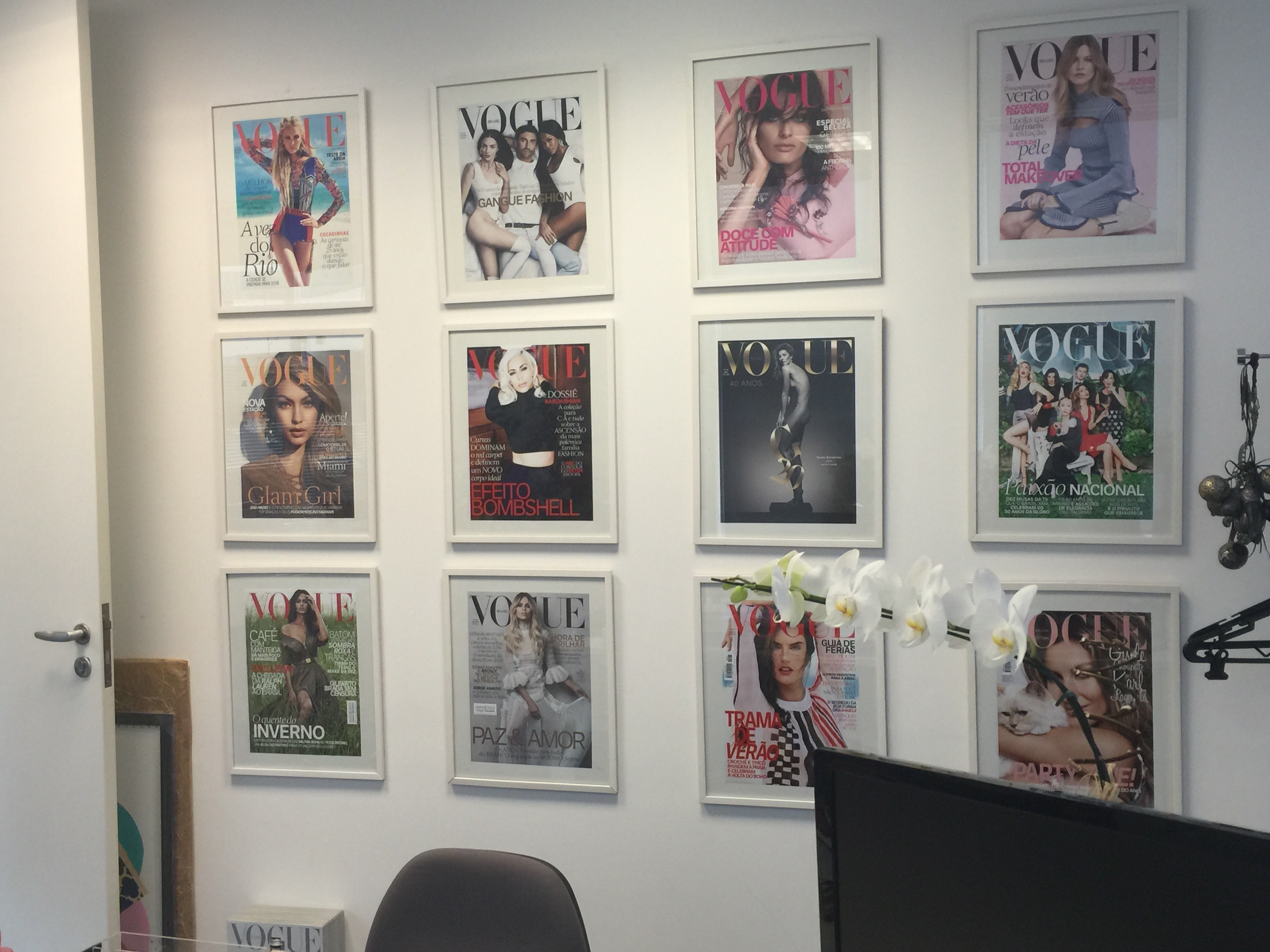 A parede de capas da Vogue Brasil da sala da diretora de redação (Foto: Reprodução/ Instagram)