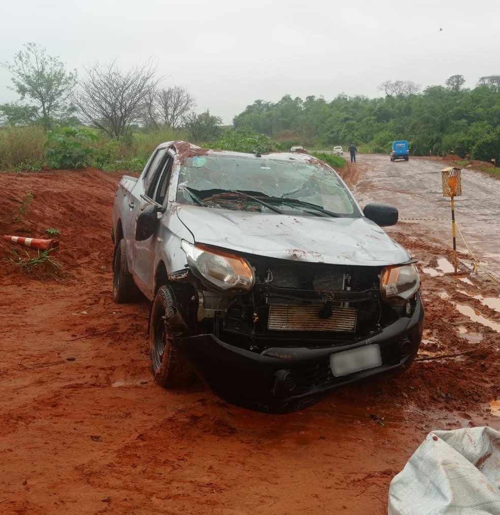 Guindaste ajudou na retirada do veículo do Córrego da Onça, em Parapuã (SP) — Foto: Lucas Welington