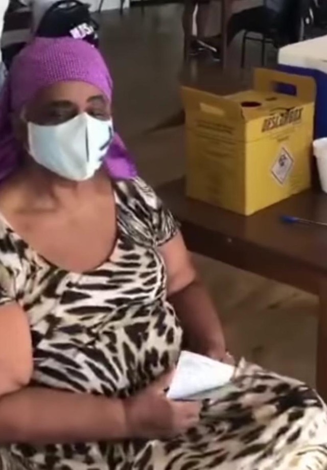 Camila Pitanga se emociona com registro da mãe sendo vacinada (Foto: Reprodução/Instagram)