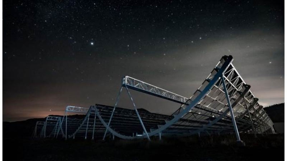 O telescópio Chime observa o céu na província canadense de British Columbia — Foto: Andre Renard/Chime Collaboration