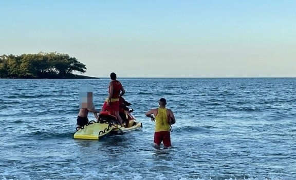 Turistas europeus que nadavam em Balneário Camboriú são resgatados por guarda-vidas; VÍDEO