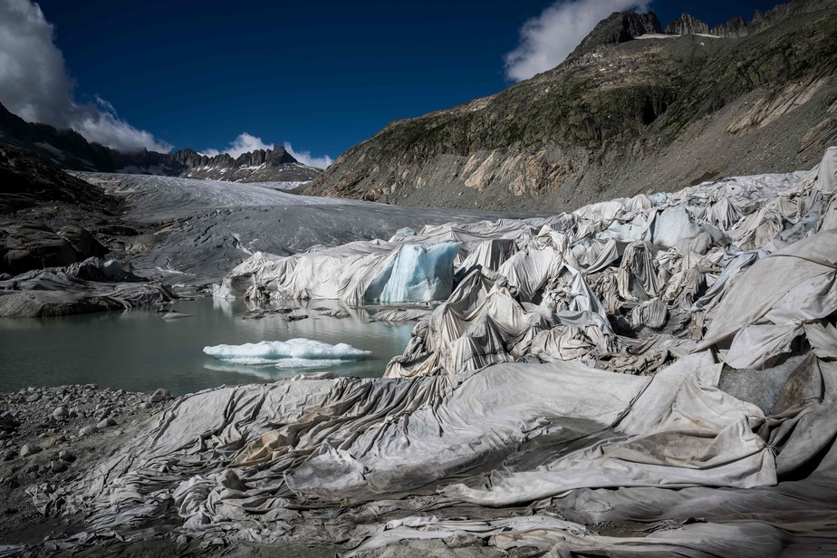 Geleira nos Alpes Suíços é coberta com espuma isolante para evitar derretimento provocado pelo aquecimento global
