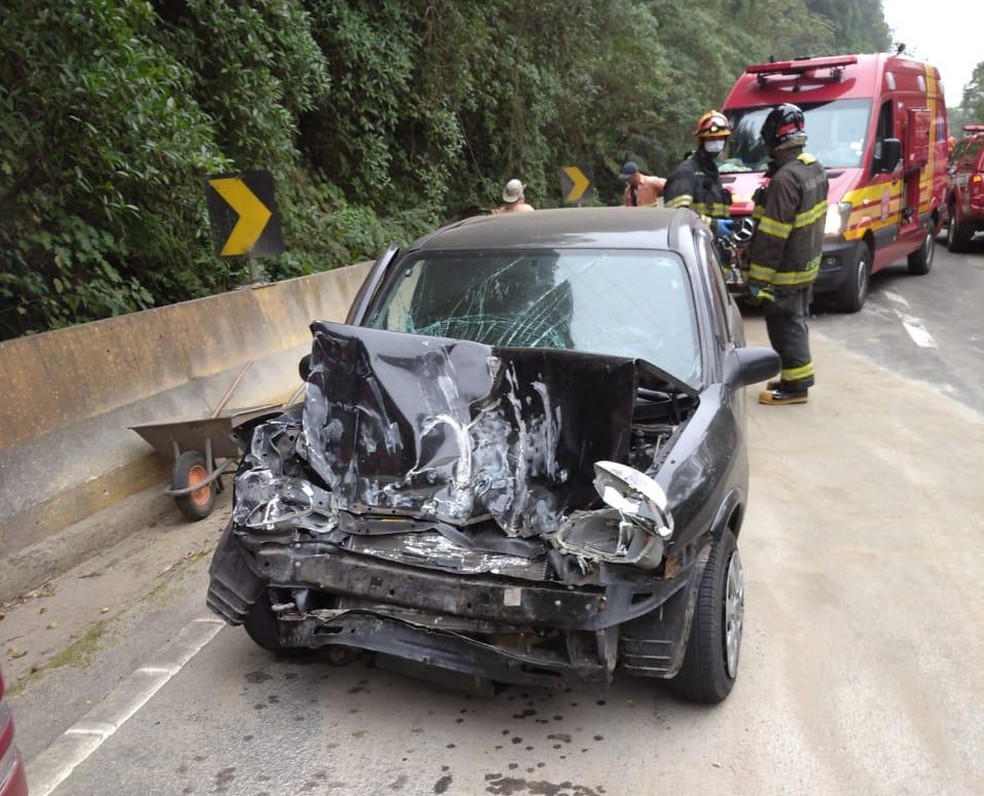 Carro ficou com a frente completamente destru&iacute;da ap&oacute;s acidente &mdash; Foto: Reprodu&ccedil;&atilde;o/Pol&iacute;cia Militar Rodovi&aacute;ria