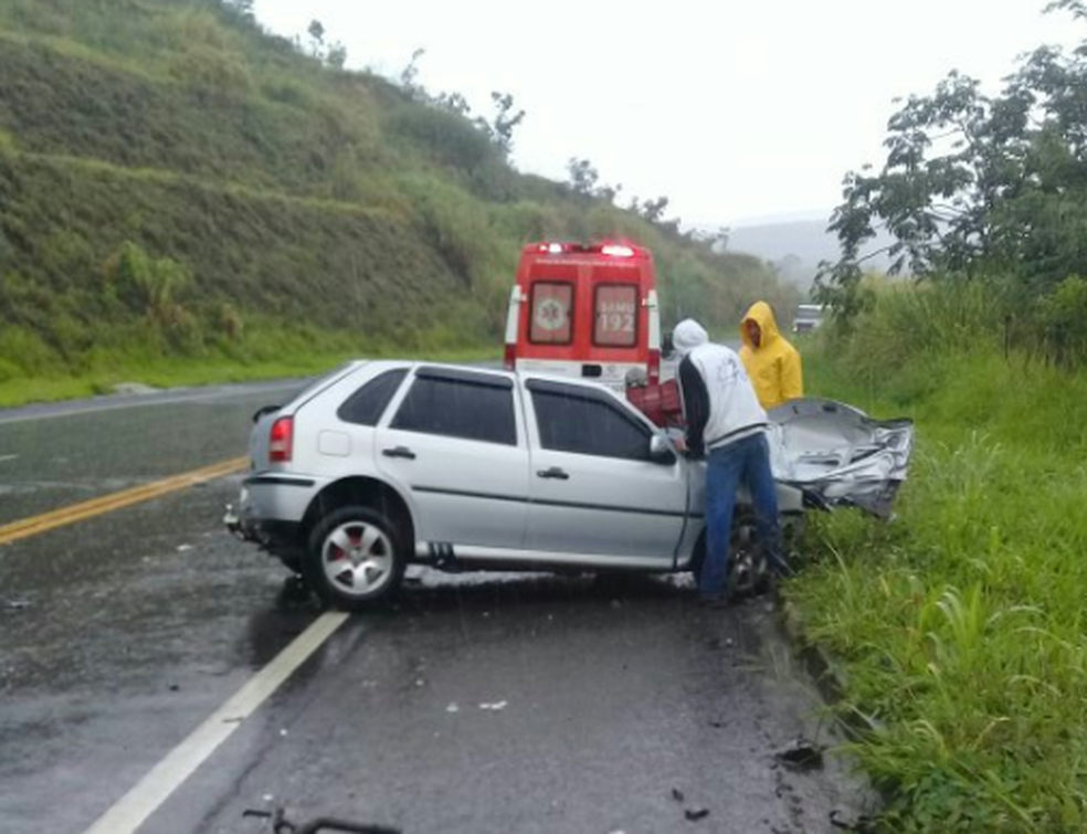 Veículo de passeio rodou na BR-354 nesta sexta-feira (23) (Foto: Samu/Divulgação)