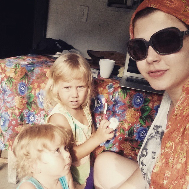 A atriz Carolinie Figueiredo com os filhos Bruna Luz e Théo (Foto: Reprodução - Instagram)