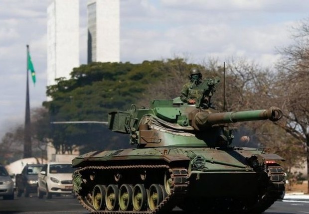 BBC- Desfile militar durante apreciação do voto impresso no Congresso em 10 de agosto: presidente alimenta ambiente de tensão (Foto: Reuters via BBC News Brasil)