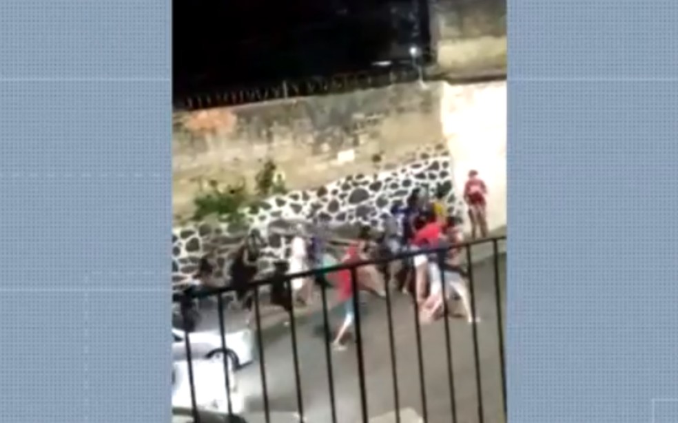 Moradores registraram correria após o tiroteio no bairro de São Caetano na noite de terça-feira (7) — Foto: Reprodução/TV Bahia