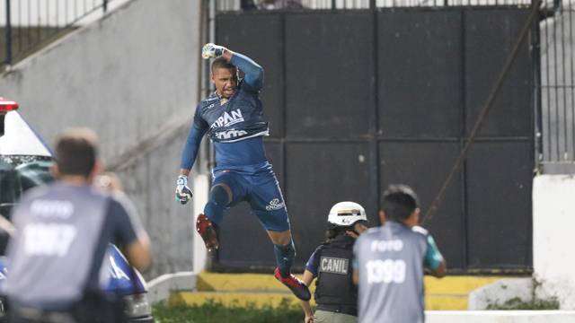 Anderson defendeu a oitava cobrança do CRB e garantiu o Santa nas semifinais