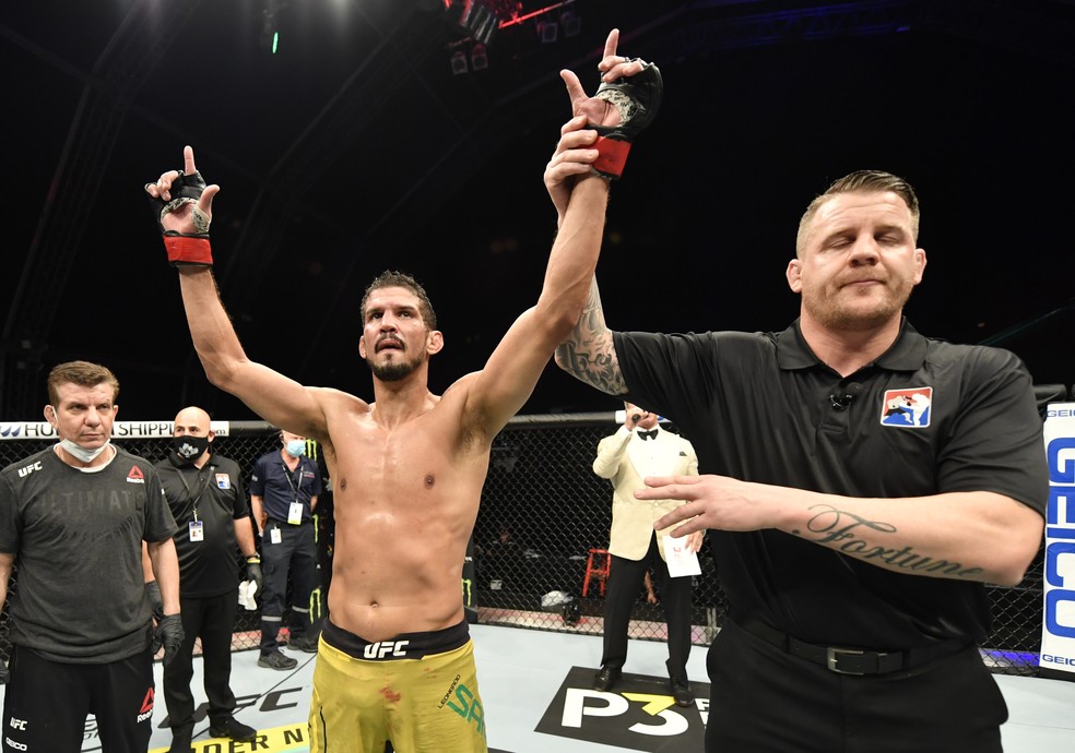 Léo Santos venceu uma luta dramática contra Roman Bogatov — Foto: Getty Images