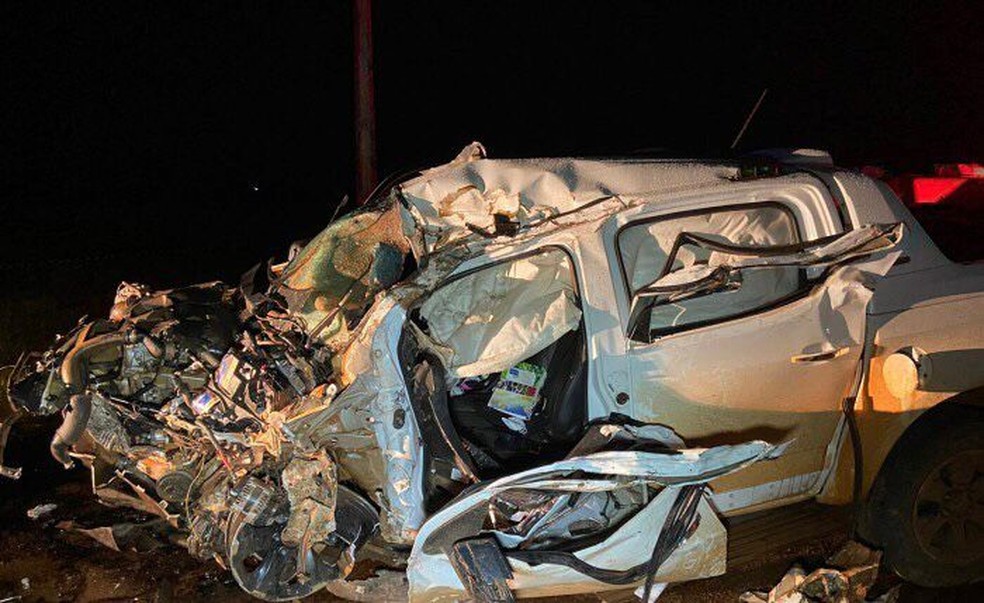 Batida entre caminhonete e carreta deixou três pessoas mortas em MT — Foto: Corpo de Bombeiros