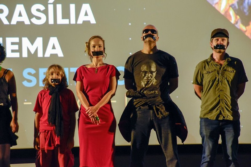 Equipe do curta-metragem "Escola sem sentido" faz protesto silencioso antes da exibição do filme na Mostra Brasília do 52º Festival de Brasília do Cinema Brasileiro — Foto: Mayangdi Inzaulgarat/Divulgação