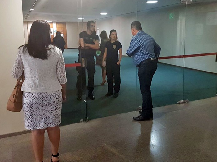 Policiais legislativos só autorizam entrada de servidores da Câmara no andar do gabinete do deputado Lúcio Vieira Lima