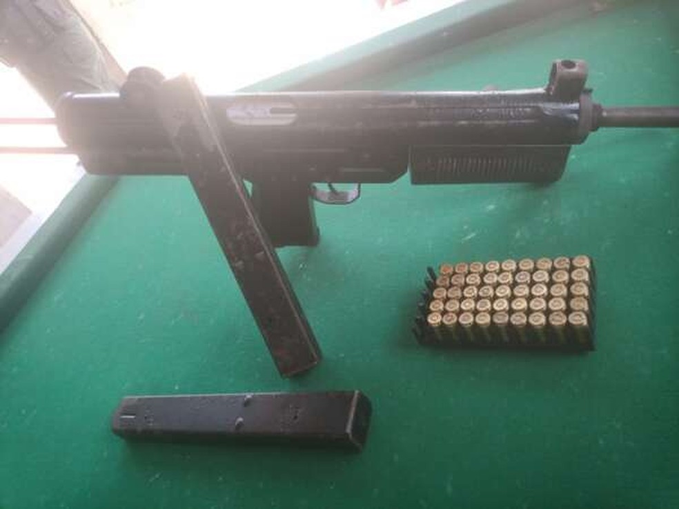 PM apreende submetralhadora 9mm, dois carregadores e 45 munições em casa abandonada na comunidade São Miguel, em Fortaleza. — Foto: Polícia Militar/ Divulgação