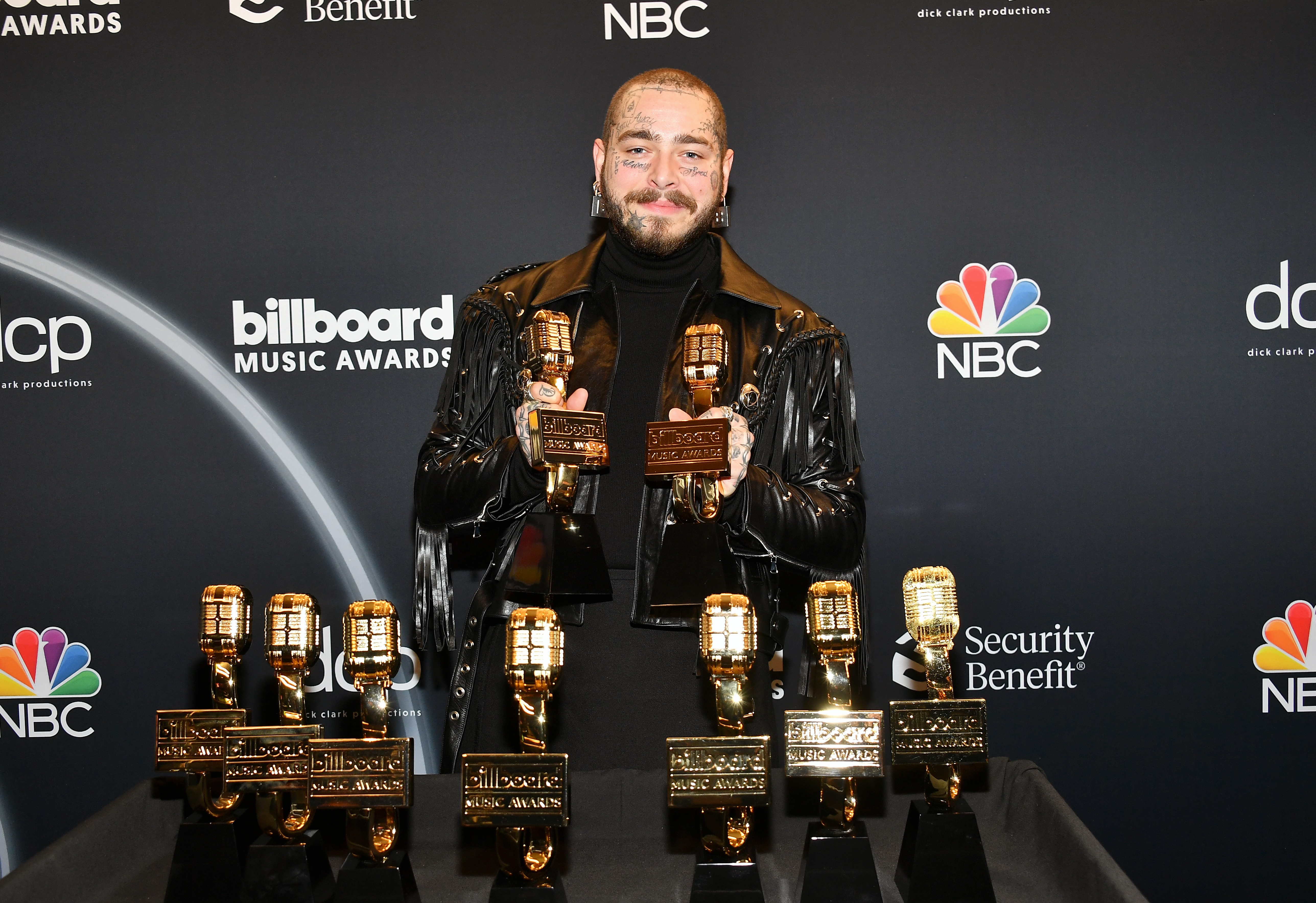 HOLLYWOOD, CALIFORNIA - OCTOBER 14: In this image released on October 14, Post Malone poses backstage at the 2020 Billboard Music Awards, broadcast on October 14, 2020 at the Dolby Theatre in Los Angeles, CA.  (Photo by Amy Sussman/BBMA2020/Getty Images f (Foto: Getty Images for dcp)