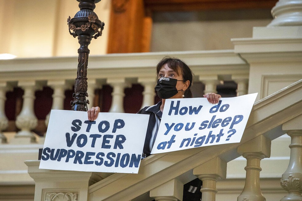 Manifestante protesta contra mudança na legislação eleitoral do estado americano da Geórgia: 'Como vocês dormem à noite?' — Foto: Alyssa Pointer/Atlanta Journal-Constitution via AP