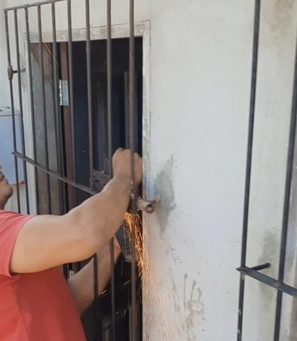 Populares ajudaram a arrombar o cadeado da residência para salvar crianças — Foto: Conselho Tutelar/Divulgação